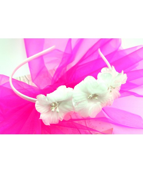 Opaska do włosów z białymi kwiatkami.