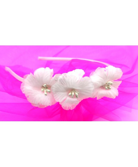 Opaska z białymi kwiatkami