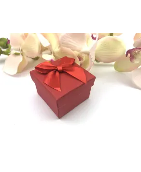 Opakowanie ozdobne mały kwadracik w kolorze czerwonym