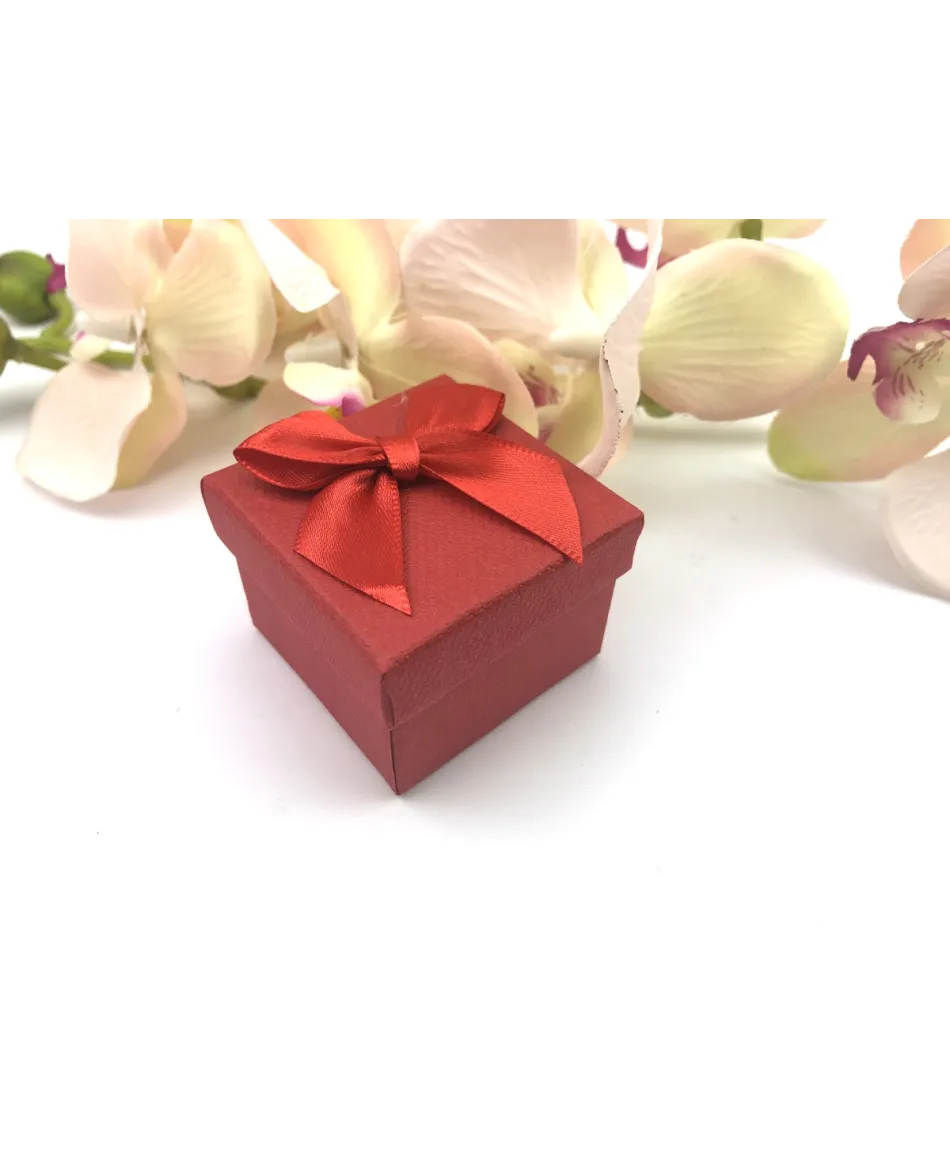 Opakowanie ozdobne mały kwadracik w kolorze czerwonym