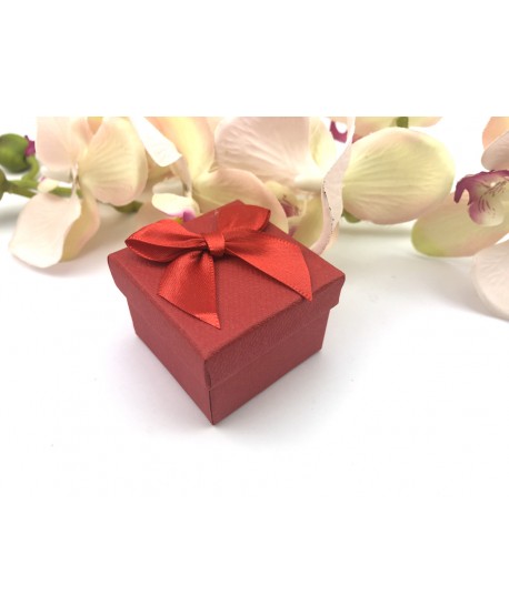 Opakowanie ozdobne mały kwadracik w kolorze czerwonym