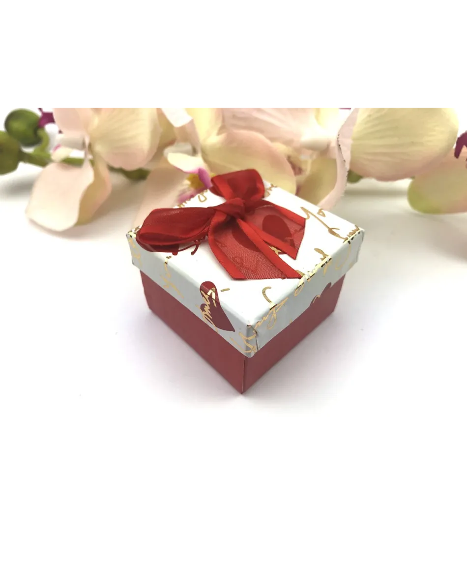 Opakowanie ozdobne mały kwadracik w kolorze czerwonym