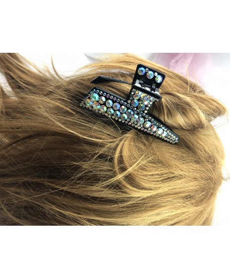 Spinka szczeka trójkąt z opalizującymi lub srebrnymi cyrkoniami