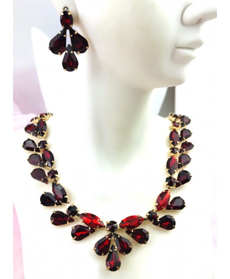 Naszyjnik z kolczykami czerwień w złotej oprawie