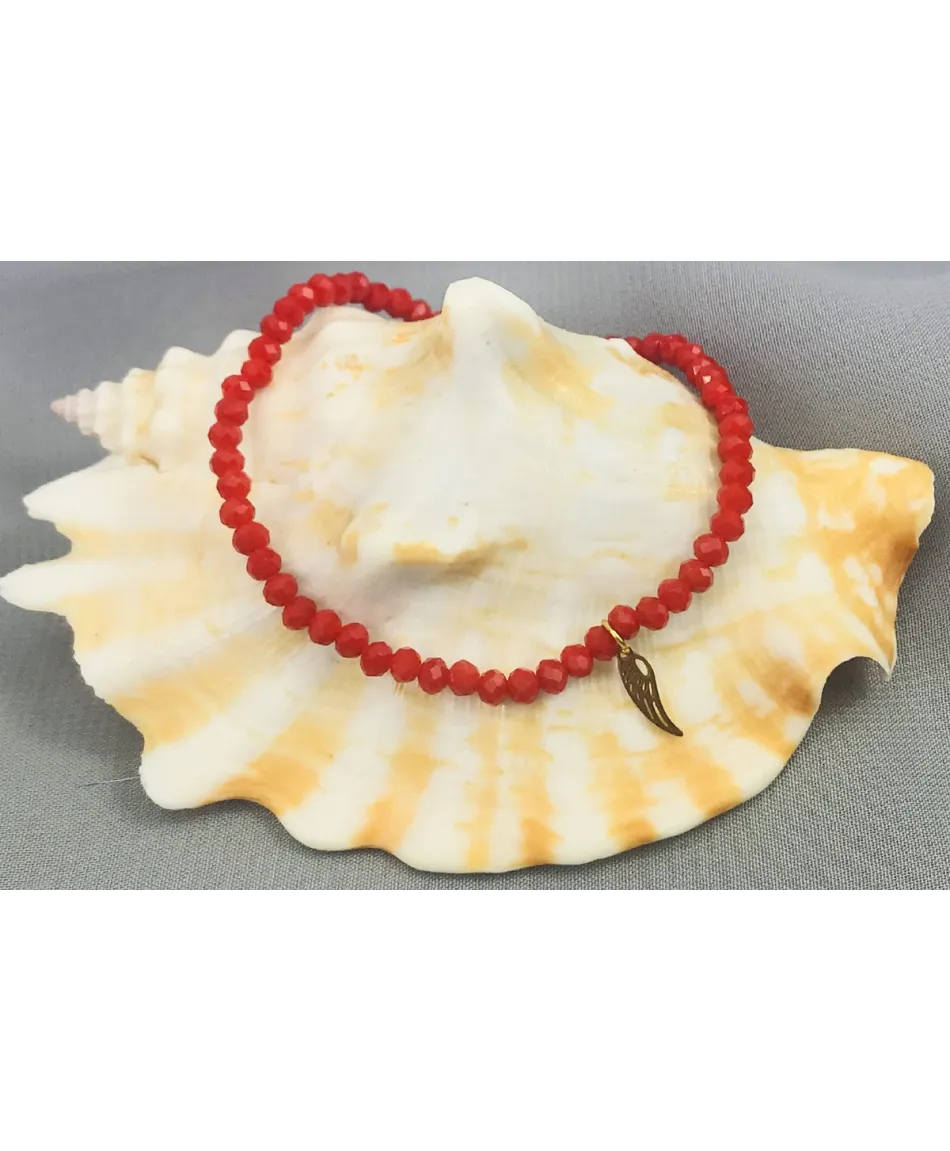 Bransoletka z czerwonych koralików z zawieszkami
