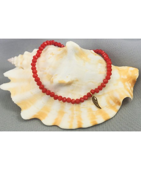 Bransoletka z czerwonych koralików z zawieszkami