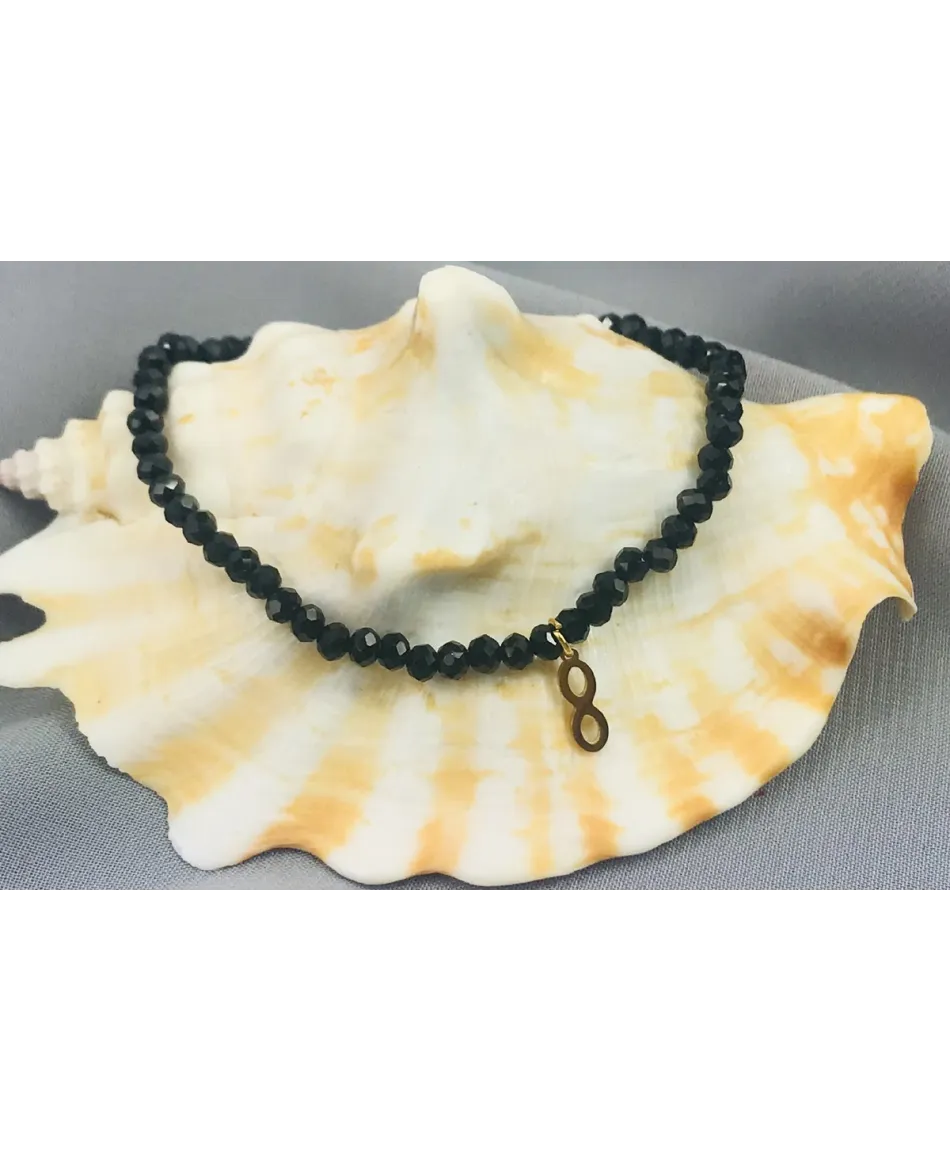 Bransoletka z czarnych koralików na gumce z zawieszkami