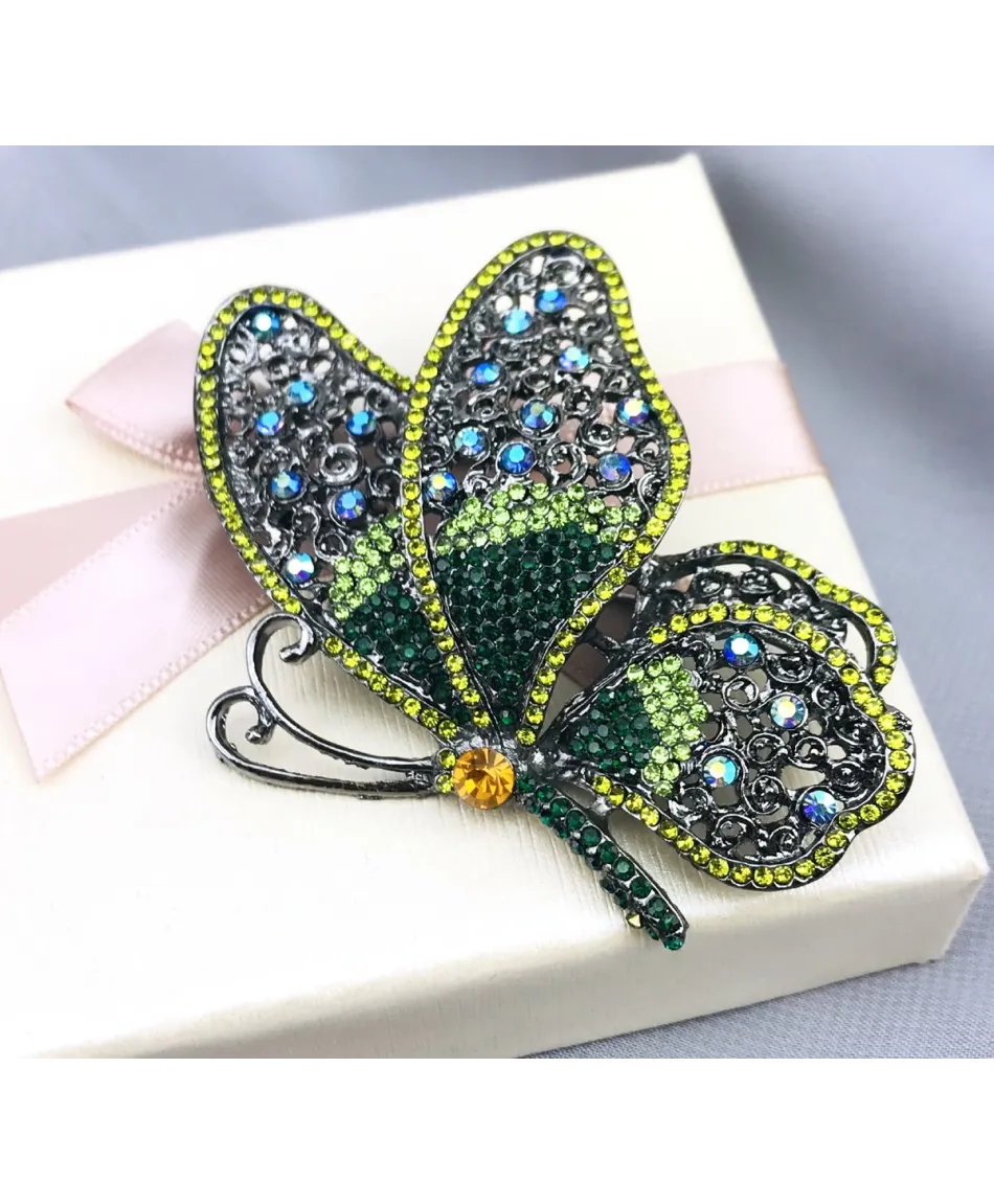 Broszka z kolorowym motylem