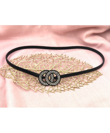 Czarny pasek na sprężynce z ozdobną klamrą