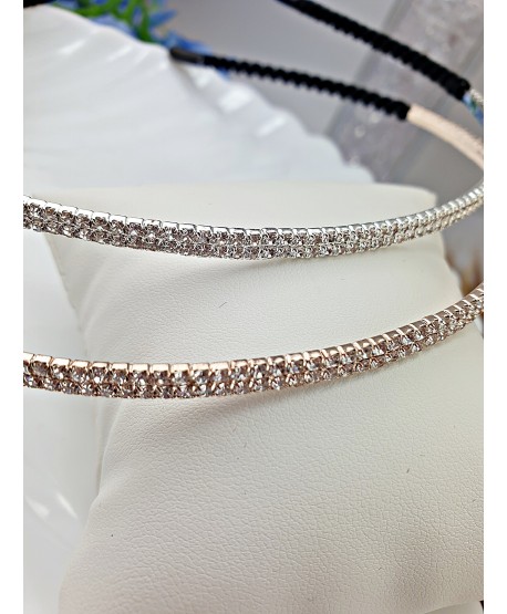 Delikatna opaska z drobnych dżetów