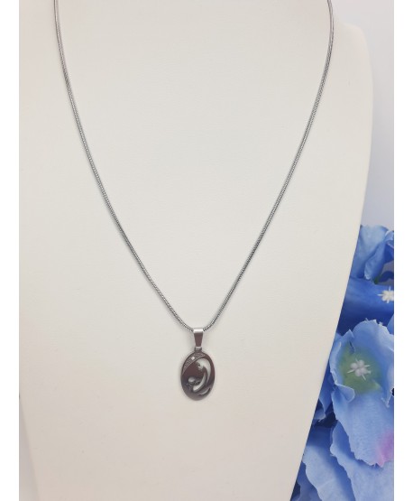 Naszyjnik z owalną zawieszką z Matką Boską