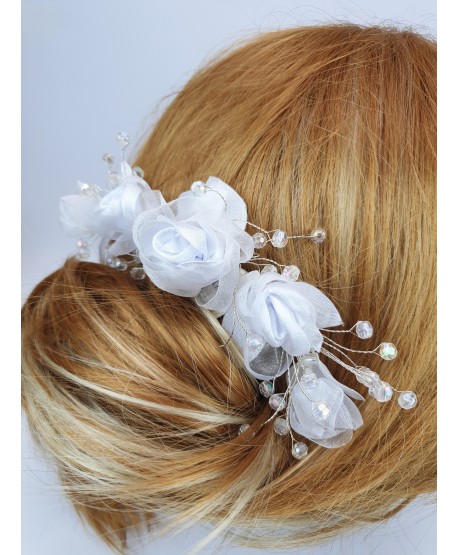 Stroik białe kwiaty z opalizującymi kryształkami