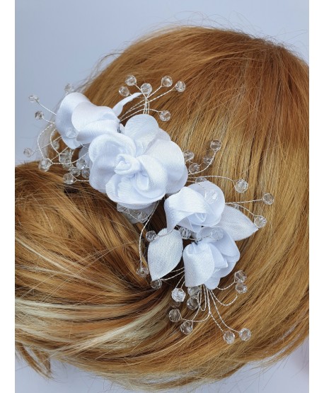 Stroik białe kwiaty z kryształkami i listkami