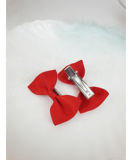 Czerwone kokardki na spince