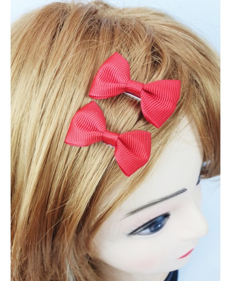 Czerwone kokardki na spince