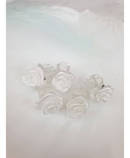 Białe różyczki na przezroczystej spineczce