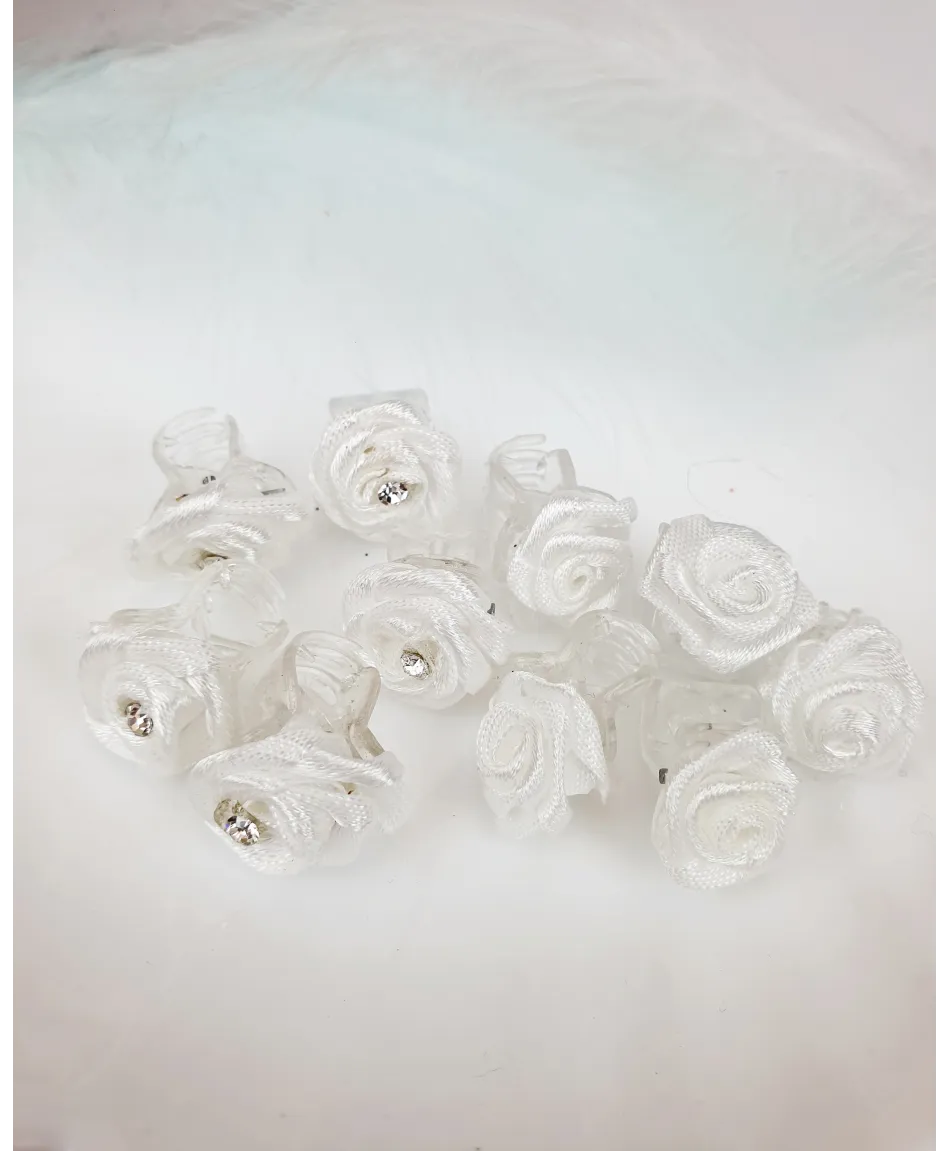 Białe różyczki na przezroczystej spineczce