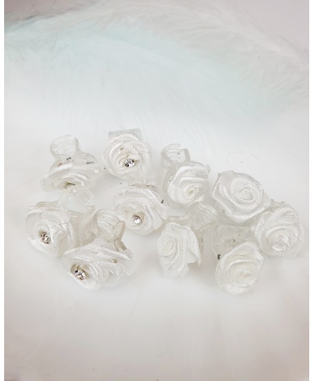 Białe różyczki na przezroczystej spineczce