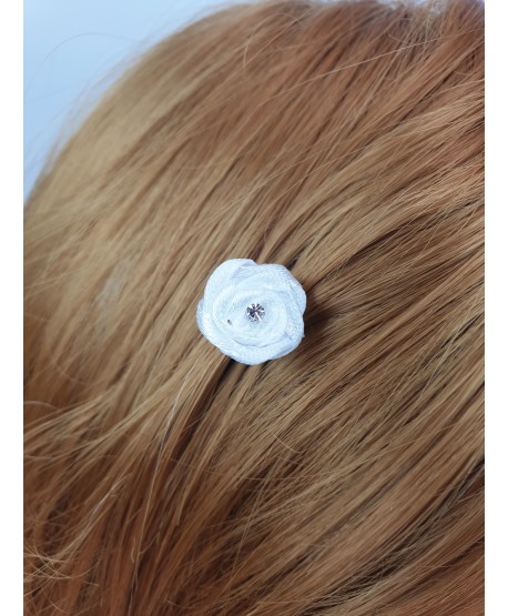 Białe różyczki na przezroczystej spineczce