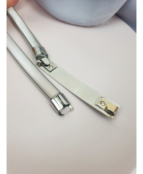 Srebrny pasek na sprężynce z klasyczną klamrą