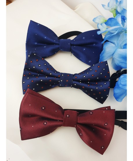 Muszka granatowa w czerwone i białe romby