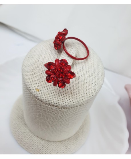 Pierścionek z czerwonym kwiatuszkiem