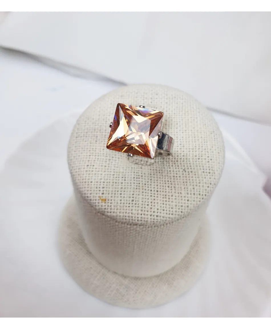 Pierścionek z kryształkiem w kolorze szampańskim