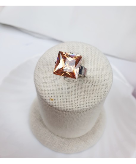 Pierścionek z kryształkiem w kolorze szampańskim