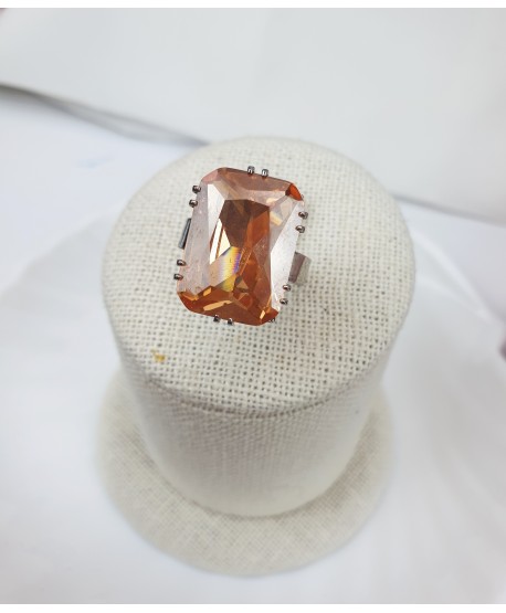 Pierścionek z kryształkiem w kolorze szampańskim