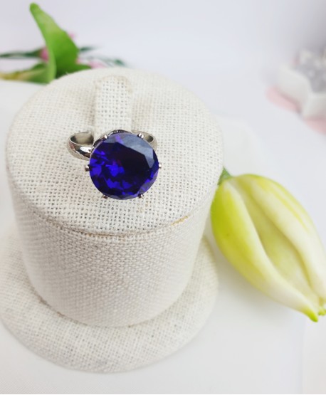 Pierścionki z okrągłym kamieniem
