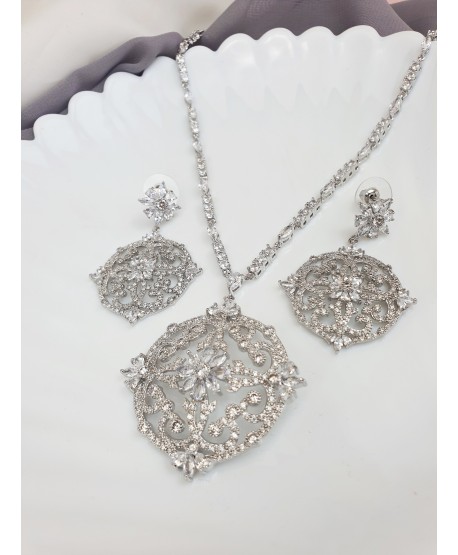 Bogaty komplet biżuterii z zawieszką