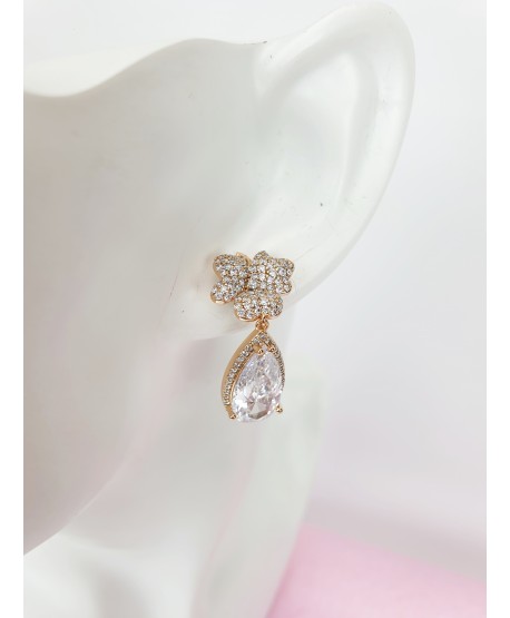 Kolczyki delikatnie wiszące z kwiatuszkiem i łezką