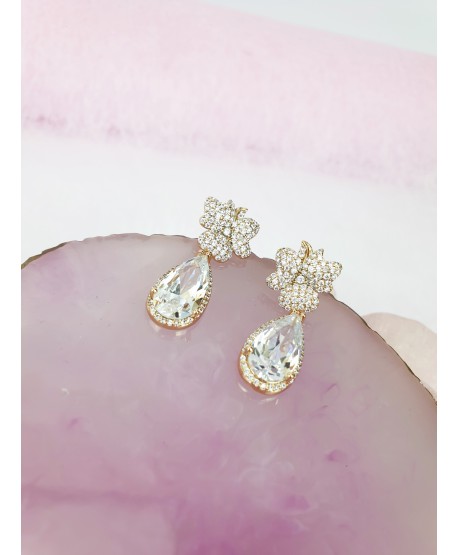 Kolczyki delikatnie wiszące z kwiatuszkiem i łezką