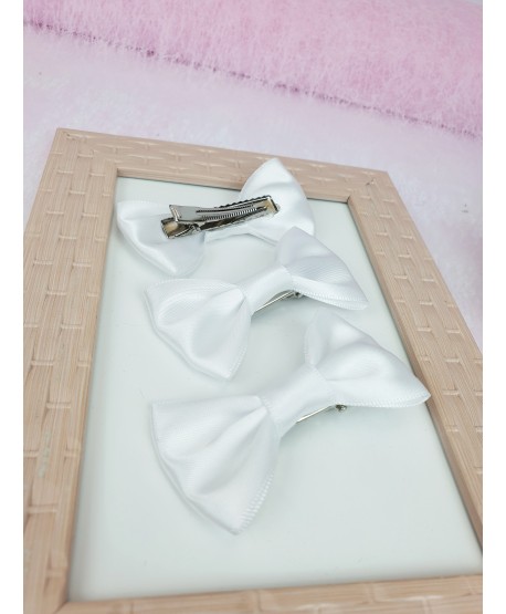 Biała kokarda na krokodylku