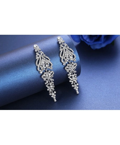 Kolczyki wysadzane kryształkami oraz drobnymi dżecikami