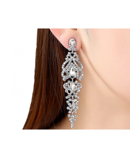 Kolczyki wysadzane kryształkami oraz drobnymi dżecikami