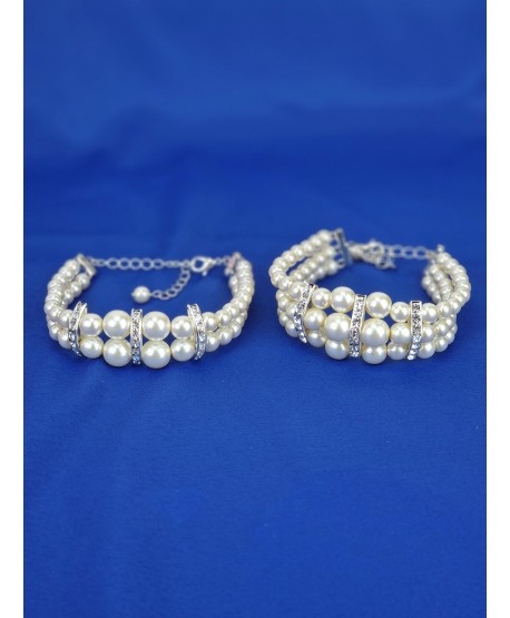 Bransoletki ze szklanych białych pereł ze wstawkami