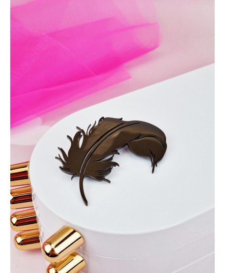 Czarna broszka w kształcie pióra