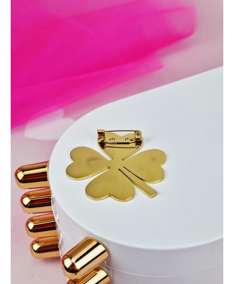 Złota broszka w kształcie koniczynki