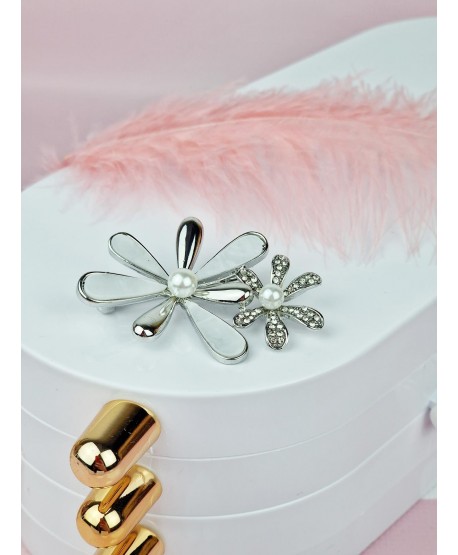 Broszka w srebrze z motywem kwiatowym