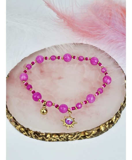 Bransoletka na gumce w kolorze fuksji z zawieszkami