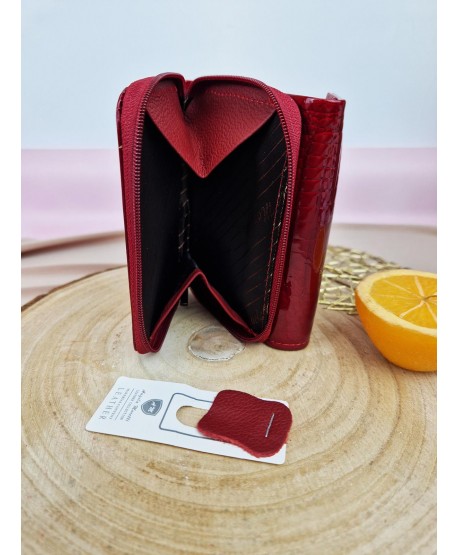 Portfel skórzany lakierowany czerwony z zameczkiem