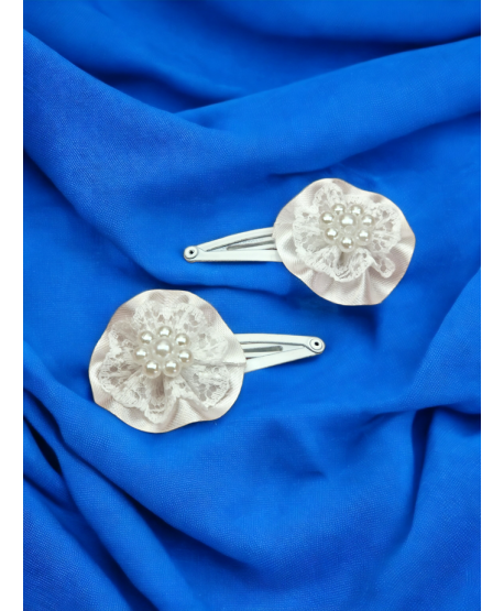 Spineczki z białym kwiatuszkiem, koronką i perełkami 2 szt