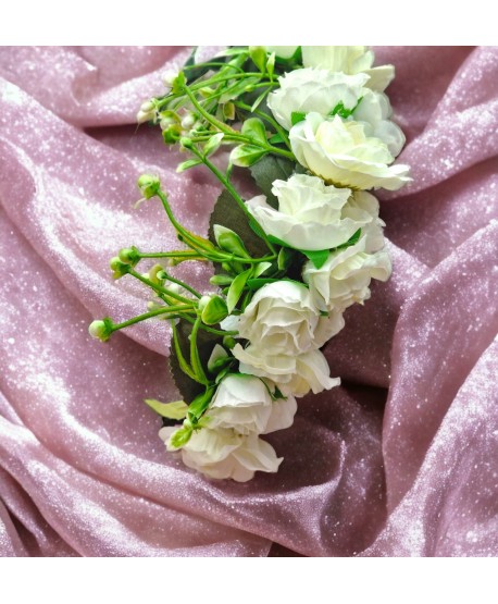 Wianek z białych kwiatów