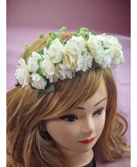 Wianek z białych kwiatów