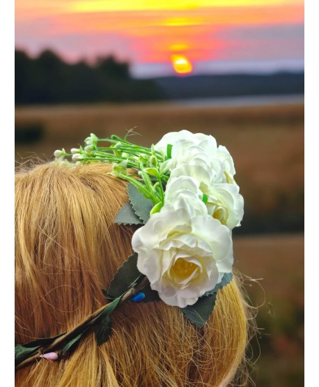 Wianek z białych kwiatów