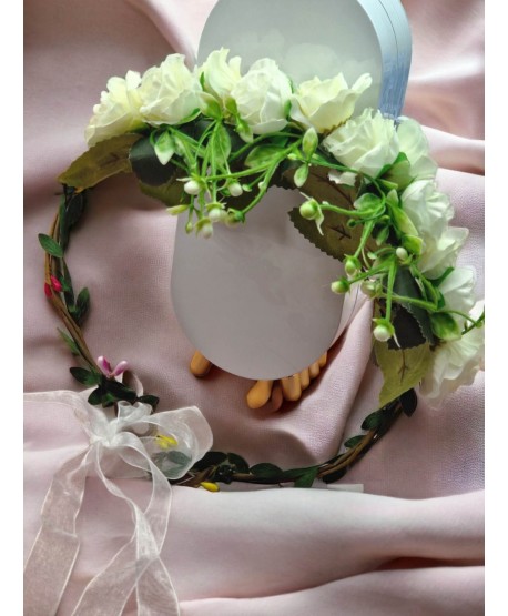 Wianek z białych kwiatów