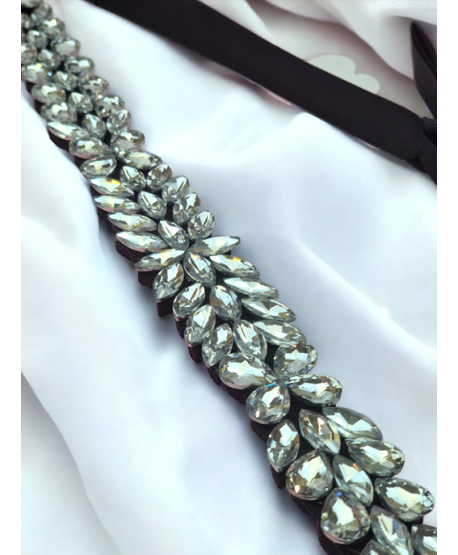 Ozdobny pasek do sukienki na czarnej taśmie z kryształków