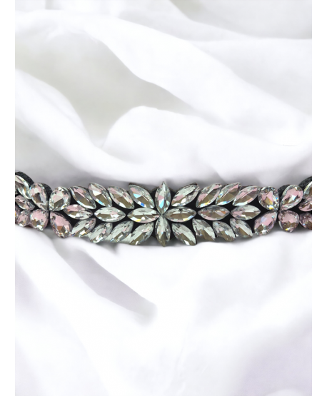 Ozdobny pasek do sukienki na czarnej taśmie z kryształków