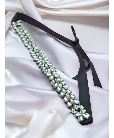 Ozdobny pasek do sukienki na czarnej taśmie z kryształków